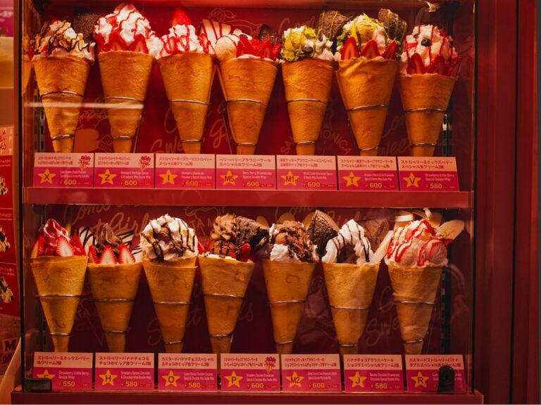 Mur rempli de cônes de crème glacée